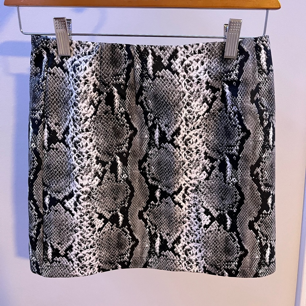 This is a forever 21 skirt, size xs. Leather skirt (snake skin looking)